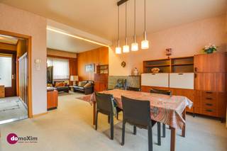 <p><span>Charmante woning met garage vlak bij het centrum en station van Mechelen</span></p><p><span> </span></p><p><span>Ben je op zoek naar een charmante en karaktervolle woning op een toplocatie in Mechelen? Deze woning bevindt zich op een boogscheut van het centrum én op korte afstand van het station, ideaal voor wie vlot wil pendelen.</span></p><p><span> </span></p><p><span>Je betreedt de woning via de inkomhal, die eveneens toegang biedt tot de kelder. De gezellige leefruimte met zit- en eetgedeelte geniet van veel lichtinval en biedt een aangenaam zicht op de zuidwestgerichte tuin. Aansluitend bevindt zich de praktische keuken. </span></p><p><span>Vanuit de keuken heb je enerzijds toegang tot de garage en anderzijds tot de knusse veranda met een apart toilet.</span></p><p><span> </span></p><p><span>Op de eerste verdieping geeft de nachthal toegang tot drie slaapkamers en de badkamer, uitgerust met een wastafel en een bad-douchecombinatie. </span></p><p><span> </span></p><p><span>Nood aan extra ruimte? De ruime zolderverdieping kan volledig naar eigen wens ingericht worden, bijvoorbeeld als extra slaapkamers, hobbyruimte of bureauruimte.</span></p><p><span> </span></p><p><span>Ook buiten is het aangenaam vertoeven. De zuidwestgerichte tuin beschikt over een ruim terras waar je heerlijk van de zon kan genieten.</span></p><p><span> </span></p><p><span>De garage biedt plaats voor een wagen of kan ook perfect gebruikt worden voor het stallen van fietsen of als extra bergruimte.</span></p><p><span> </span></p><p><span>Interesse in een bezoek? Contacteer ons vandaag nog!</span></p><p><span> </span></p><p><span>015 20 36 00 - info@domoxim.be</span></p><p><span> </span></p><p><span>domoXim. Waar dromen thuis komen!</span></p><p><span> </span></p><p><span>Ook benieuwd naar de waarde van je </span><span>eigen</span><span> woning? Wij geven je graag advies.</span></p>