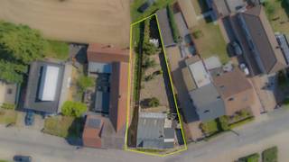 <h2><span>OPEN BEBOUWING OP 540 M² RENOVATIE OF HEROPBOUW TAL VAN MOGELIJKHEDEN!</span></h2><h2><span> </span></h2><p><span>Op zoek naar een renovatieproject met potentieel? Of eerder naar een mooi perceel om uw eigen nieuwbouwwoning te realiseren? Dan is dit absoluut een eigendom die u niet mag missen!</span></p><p><span>Deze </span><span>open bebouwing op een perceel van ca. 540 m²</span><span> biedt dankzij de gunstige perceelbreedte van ca. </span><span>20,50 meter</span><span> en een gevelbreedte van ca. </span><span>10,50 meter</span><span> tal van mogelijkheden.</span></p><p><span>De bestaande woning is </span><span>te renoveren of kan, mits de nodige vergunningen, plaatsmaken voor een volledig nieuwe woning(en)</span><span>. Een interessante opportuniteit voor zowel de handige renovator, investeerder als kandidaat-bouwer die op zoek is naar een perceel met bestaande bebouwing en mogelijkheden.</span></p><h3><span> </span></h3><p><span>Als </span><span>indeling</span><span> op het gelijkvloers: </span><span>Inkomhal, woon en leefruimte, garage, badkamer, apart toilet, berging en achterliggend ruime keukenruimte over heel de ruimte. </span></p><p><span>Eerste verdieping: </span><span>Nachthal, 2 slaapkamer en twee bijkomende zolderruimtes, ideaal voor extra kamers, bureau, hobbyruimte of stockage. </span></p><p><span> </span></p><p><span>Daarnaast beschikt het perceel aan de </span><span>linkerzijde over een recht van doorgang</span><span>, wat voor extra praktische mogelijkheden zorgt.</span></p><h3><span>EEN PERCEEL MET POTENTIEEL</span></h3><p><span>De combinatie van de </span><span>open bebouwing, de perceelbreedte van ca. 20,50 m, de gevelbreedte van ca. 10,50 m en de oppervlakte van ca. 540 m²</span><span> maakt dit een bijzonder interessante eigendom.</span></p><p><span>U kunt hier verschillende richtingen uit: </span><span>renoveren en uitbreiden, de bestaande woning volledig naar uw hand zetten of onderzoeken welke mogelijkheden er zijn voor een nieuwbouwproject.</span></p><p><span>Een ideale opportuniteit voor wie </span><span>zelf de handen uit de mouwen wil steken</span><span> of op zoek is naar een perceel om een </span><span>nieuwe, energiezuinige droomwoning</span><span> te realiseren.</span></p><p><span> </span></p><p><span>Wacht niet te lang, want opportuniteiten als deze zijn niet onbeperkt beschikbaar!</span></p><p><span>Contacteer Immo Twins T. 052 55 55 55<span> - </span></span><span>info@immotwins.be - <span>www.immotwins.be</span></span><span> - Contacteer ons vandaag nog voor meer informatie of een bezoek ter plaatse.</span></p>