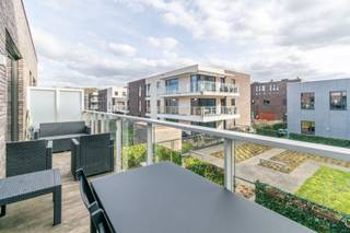Een goed onderhouden, instapklaar appartement (ideaal als starterswoning of investering!) met oa. 1 slaapkamer, een aangenaam terras, binnenstaanplaats en kelder, welgelegen nabij openbaar vervoer en centrum te Halle (Nederhem)! Bestaande uit: Op de eerste verdieping: inkom met vestiaire, berging (met aansluitingen DK + WM), apart toilet, badkamer (douche, lavabo met meubel, handdoekdroger), leefruimte/eetplaats (23.40m²) met open en volledig ingerichte keuken (kookplaat, dampkap, oven, verlek, koelkast, vaatwasser), slaapkamer (11.02m²), aangenaam terras (8.77m²) - zuid gericht, doorlopend over de volledige breedte van het appartement). Verder: ondergrondse binnenstaanplaats, kelder, binnenplein, park nabij. Buitenschrijnwerk ALU dubbel glas - Individuele centrale verwarming op aardgas. EPC: 72 kWh/m² - UC: 23027-G-BH/2015/060/EP12962/A001/D01SD009 - label: A - Elektrische installatie volledig conform tot 30/09/2043! - Bruto bewoonbare oppervlakte: 53m² (app) - kadastraal inkomen (NG): 619 EUR - Momenteel verhuurd -<br />Nutsvoorzieningen: individuele tellers water, gas en elektriciteit. Geen lift in het gebouw - Gemeenschappelijke lasten: +- 56 EUR/maand. Stedenbouwkundige inlichtingen aanwezig: Vg/Igb/Gmo/VKr/Vv. Meer inlichtingen op : www.steenkoolstraat2-1.2.be !
