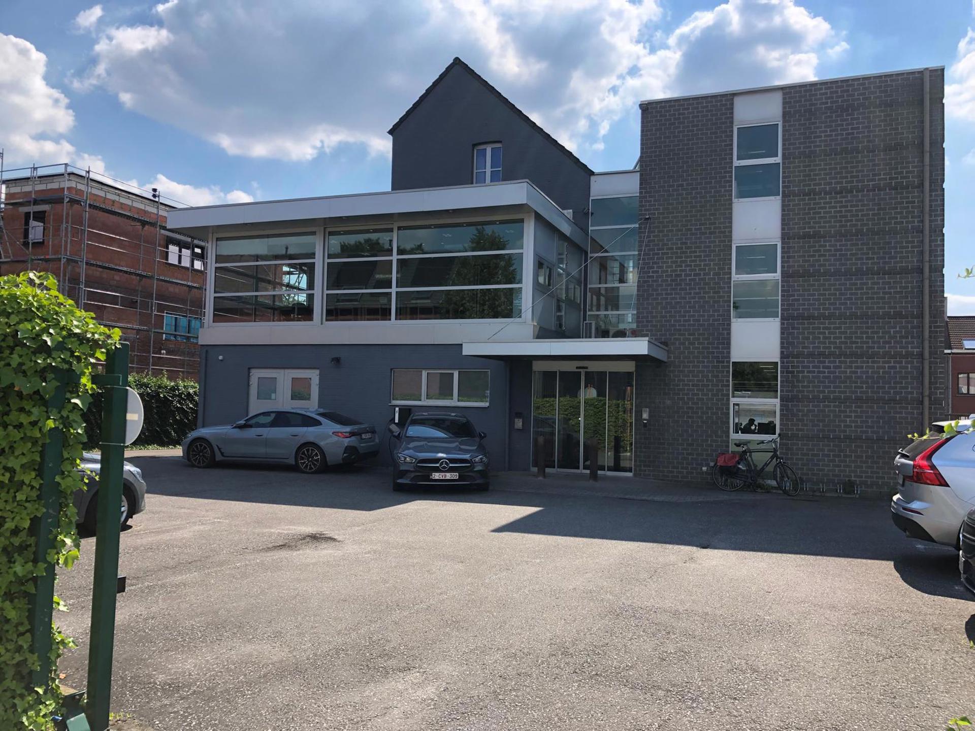 Kantoren 718m² te koop met parking op zichtlocatie - foto 2