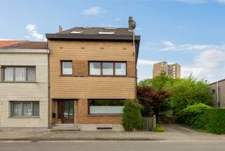 Ontdek deze uitzonderlijke halfopen woning in een sfeervolle, rustige straat in het gewilde Hoboken. Met meer dan 220 m² bewoonbare oppervlakte op...