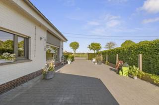 Op zoek naar een instapklare woning met drie slaapkamers, een ruime garage en een aangename tuin? Dan is deze verzorgde woning te Eernegem beslist een bezoek waard. Dankzij de praktische indeling, de lichtrijke leefruimtes en de mooie buitenruimte biedt deze eigendom alles wat nodig is voor comfortabel wonen.<br /><br />Indeling als volgt: inkomhal, lichtrijke woonkamer met gezellige zit- en eetplaats, geïnstalleerde keuken, praktische was-/bergruimte, badkamer, afzonderlijk toilet en drie volwaardige slaapkamers.<br /><br />Buiten geniet u van een verzorgde en zonnige tuin waar u in alle rust kunt ontspannen en genieten van de groene omgeving. Daarnaast beschikt de woning over een ruime garage en verschillende praktische bergingen die zorgen voor extra opslagmogelijkheden.<br /><br />Met haar praktische indeling, drie volwaardige slaapkamers, ruime garage en aangename tuin vormt deze woning een interessante opportuniteit voor wie op zoek is naar een fijne gezinswoning in Eernegem.<br /><br />Interesse? Neem contact op met Ward via 0470 20 66 88 en plan uw bezoek in.