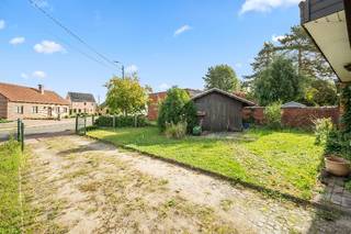 Ruime woning vlakbij het centrum van Keerbergen. Gelegen op een perceel van 4a25ca langsheen een verbindingsweg.<br />De woning omvat: inkomhal, living met parket (44m²), keuken, wasplaats, badkamer (ligbad, lavabo en wc), garage en 2de ruime garage (3m80 x 10m) met zowel poort vooraan als achteraan. <br />Op de 1ste verdieping: nachthal, 4 slaapkamers (22m², 18m², 15m² en 11m²) en 2de wc. <br />Verder ruime zolder (58m²) via vaste trap met mogelijkheid tot bijmaken kamers.<br />Totale vloeroppervlakte: 260m² + zolder. Bouwjaar: 1963.<br />Cv op mazout. EPC: 354 kWh/m² - energielabel D - UC: 3601666-RES-2.<br />Stedenbouwinfo in aanvraag (woongebied  en RUP "Hart van Keerbergen" in zone voor wonen in de centrumrand).<br />Geen risicozone voor overstromingen - gebouwscore A - perceelscore A.