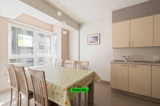 Op een toplocatie in Blankenberge, op de tweede verdieping van de recente residentie ‘Barca A Vela’, bevindt zich dit charmant appartement met zijdelings haven- en zeezicht. Met zijn doordachte indeling, kwalitatieve afwerking en instant vakantiesfeer is dit een unieke kans voor wie op zoek is naar een tweede verblijf, vaste woonplaats of een interessante investering.<br /><br />Bij binnenkomst op de tweede verdieping wordt u verwelkomd in de nachthal, voorzien van een apart gastentoilet en badkamer, voorzien van inloopdouche en enkele wastafel. We genieten van een grote zonnetoevoer dankzij de grote raampartijen die uitkijken op zowel de jachthaven, alsook op de aantrekkelijke zeedijk en het strand. Verder werd deze topper voorzien van een keuken met moderne uitrusting en aanpalende berging voor extra comfort. Als laatste treffen we een grote slaapkamer aan de achterzijde van de residentie. <br /><br />Dit appartement is volledig instapklaar, voorzien van een gunstig EPC en een conforme elektrische keuring, en is bovendien onmiddellijk beschikbaar. Op de gelijkvloerse verdieping kunnen de fietsen gestald worden in de gemeenschappelijke fietsenberging waar plaats voorbehouden wordt voor twee fietsen. <br /><br />Bent u klaar om uw dagen te starten met het geluid van de golven en een uitzicht dat nooit verveelt? Plan vandaag nog uw bezoek en laat u verrassen door dit unieke aanbod!<br /><br />