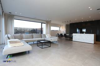 In het landelijke Lebbeke bevindt zich deze unieke, energiezuinige villa op een perceel van maar liefst 7are.Indeling gelijkvloers: inkomhal,...