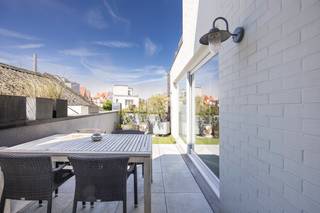 In Duinbergen, op korte afstand van het strand en de Zeedijk, bevindt zich deze verzorgde bel-etagewoning met een praktische indeling en veel lichtinval.<br />Op het gelijkvloers beschikt de woning over een uitzonderlijk diepe garage van ongeveer 15 meter, aangevuld met een wasplaats en extra bergruimte.<br />De eerste verdieping omvat een ruime leefruimte met parketvloer, een open ingerichte keuken en toegang tot het zonnige terras. Verder is er een bureauruimte en een afzonderlijk gastentoilet.<br />Op de tweede verdieping bevinden zich drie slaapkamers. De hoofdslaapkamer beschikt over een eigen badkamer met ligbad, douche, dubbele lavabo, toilet en sauna. Daarnaast is er nog een tweede douchekamer met lavabo en toilet.<br />Een instapklare woning op een rustige ligging nabij zee, ideaal als vaste woonplaats of tweede verblijf.