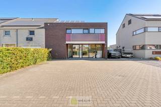 <strong>IDEALIS VASTGOED – GELIJKVLOERSE KANTOORRUIMTE MET BOVENLIGGEND APPARTEMENT OP EEN ZICHTLOCATIE IN DIEPENBEEK! Deze gelijkvloerse kantoorruimte van + - 105m² met bovenliggend apart toegankelijk appartement van + - 97 m² met zeer ruim terras is gelegen langs de Steenweg in Diepenbeek en heeft ruim voldoende parkeergelegenheid op eigen terrein. De perfecte zet voor zij die op zoek zijn naar een interessante investering op een zichtlocatie!<br /><br />LIGGING: </strong><br />Dit pand is gelegen langs de Steenweg, op de verbindingsweg tussen Diepenbeek en Hasselt. De centrale ligging biedt een goede verbinding met de omliggende woonkernen zoals Hasselt, Genk, Kortessem en Bilzen. De oude steenweg vormt tevens een belangrijke verbindingsroute met o.a. Maastricht.<br /><br /><strong>INDELING: </strong><br /><strong>Kantoorruimte: </strong><br />– Inkom – kantoorruimte momenteel ingericht als verschillende bureaus – keuken – vergaderruimte met uitzicht op tuin – toilet – technische ruimte/bergruimte –<br /><br /><strong>Appartement: </strong><br />– Aparte inkom met trap naar verdiep – open woonkamer bestaande uit salon- en eetgedeelte met aansluitend open leefkeuken voorzien van alle comfort – berging/wasruimte – slaapkamer 1 – slaapkamer 2 – badkamer voorzien van douche en enkele wastafel –<br /><br /><strong>Tuin: </strong><br />– Aangenaam en onderhoudsvriendelijk perceel van 6a 13ca –<br /><br /><strong>BIJZONDERHEDEN:</strong><br />- Gelijkvloerse kantoorruimte<br />- Appartement met zeer ruim terras op eerste verdieping<br />- Bouwjaar 2008<br />- Gunstig EPC<br />- Gunstige locatie centraal gelegen ten opzichte van Hasselt, Genk,..<br />- Voldoende parkeergelegenheid op eigen terrein<br />- Voorzien van zonnepanelen<br />- Kantoorruimte en appartement apart toegankelijk<br /><br /><strong>Stedenbouwkundige Inlichtingen:</strong><br />Bouwvergunning – Woongebied met landelijk karakter – Geen dagvaarding – Geen voorkooprecht – Verkavelingsvergunning<br /><br /><strong>E-peil: </strong>EPC D<br /><strong>Certificaatnummer: </strong>20220211-0002543645-KNR-1<br /><br /><strong>O-peil: </strong>niet overstromingsgevoelig<br />P-Score: A<br />G-Score: A<br /><br /><strong>Benieuwd naar deze kantoorruimte met bovenliggend appartement?<br />Wenst U advies omtrent uw eigen woning? Graag plannen wij vrijblijvend met U een afspraak in om onze expertise met U te delen, steeds tot Uw dienst!!<br />Neem contact op met IDEALIS VASTGOED op 011/515 565 of mail naar info@idealisvastgoed.be!</strong><br />