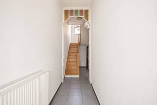 Wat staat er op de wensenlijst voor uw nieuwe woning? Een rustig gelegen woning met 2 slaapkamers, veel licht en zonder grote werken? Dan is deze eengezinswoning in een sympathieke wijk in Deurne een buitenkans.
De woning beschikt over een aangename leefruimte met vooraan een gezellige zithoek en achteraan een ruime eetplaats die aansluit op de open keuken. Aansluitend bevinden zich een praktische bergruimte met aansluitingen voor wasmachine en droogkast en een eerste badkamer met inloopdouche, toilet en wastafel. Op de verdieping vindt u twee ruime slaapkamers en een tweede badkamer. De woning beschikt tot slot nog over een ruime, hoge kelder die ideaal is als extra bergruimte.
Er bestaat de mogelijkheid om een garagebox, gelegen aan de Turnhoutsebaan 151-163, aan te kopen voor € 25.000.
Ook op technisch vlak zit u hier goed. De woning behaalt een EPC-label C, waardoor er geen renovatieverplichting van toepassing is. Het hoofddak werd geïsoleerd met 12 cm minerale wol en 8 cm PIR. Alle ramen zijn PVC raamprofielen zijn voorzien van hoogrendementsglas, voorzien van rolluiken vooraan. Verwarmen doet u met centrale verwarming op aardgas met een recente condensatieketel (2010). Kortom: u hoeft enkel nog uw meubels te plaatsen en te genieten.
Stedenbouwkundige inlichtingen in aanvraag.
Voor meer informatie of een gratis waardebepaling van uw vastgoed kan u een aanvraag invullen op onze website of even bellen op het nr. 03/345.88.99.