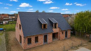In de Aardewerkersstraat (een nieuwe straat aansluitend op de Koordendraaiershoek) vinden we ter hoogte van nummers 25-27 deze rustieke nieuwbouwwoningen terug op perceeloppervlaktes vanaf 296m² tot 324 m². De woningen worden gekenmerkt door hun praktische indeling en hun oase aan rust. Deze rust wordt gewaarborgd door het feit dat de woningen in een doodlopende straat gelegen zijn. Doch liggen de woningen op wandelafstand van de Jonkershovestraat, één van de hoofdstraten van Houthulst waar er tal van supermarkten zijn (Carrefour, Okay), maar ook bakkers, broodjeszaken, kledingwinkels, sport -en vrijetijdscentrums, … <br /><br />Deze hedendaagse rustieke halfopen bebouwing met lotnummer 10 ligt op een perceel van 296 m², waarvan zo'n 82,00 m² bebouwd. Deze woning heeft een bewoonbare oppervlakte van zo'n 150,80 m². Deze woning is op de gelijkvloerse verdieping voorzien van een inkomhal met apart toilet, een ruime leefruimte met open ingerichte keuken en een was -en bergruimte. Op de eerste verdieping bevinden er zich 3 slaapkamers, waarvan 1 met dressing, een badkamer en een mooie nachthal met apart toilet. Bovendien bevat deze woning een mooie Zuid-gerichte tuin, carport en ruime zolder. (Vg, Wg, Gmo, Gvkr, Vv) ~ E-peil: max E30 ~ Ref. OU25943<br /><br />Vraag gerust naar ons lastenboek en plannen op kantoor!<br /><br />Voor meer uitleg maken wij graag met u een afspraak voor een persoonlijk gesprek! Tot binnenkort? Residentie Vastgoed<br /><br />Residentie Vastgoed treedt niet op als bemiddelaar maar als verkoper van het onroerend goed