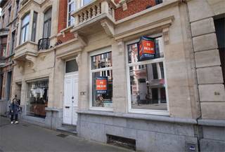 Deze handels-/kantoorruimte maakt deel uit van een recentelijk compleet (!!), energetisch gerenoveerd gebouw.<br /><br />Ze beschikt over een mooie inkomhal, drie doorlopende plaatsen, een keukenruimte, een bovenliggende sanitaire ruimte (waaronder 2 toiletten) en een kelder.<br />De blikvangers zijn het <span><strong>terras en de zuid-gerichte tuin</strong></span>!<br />De tuin geeft bovendien uit op een <span><strong>garage</strong></span>, die bereikbaar is via de Justus Lipsiusstraat (om de hoek van de Bondgenotenlaan): heel handig voor leveringen e.d.!!<br /><br />De handelsruimte heeft een (bruto-)oppervlakte van 115m².<br /><br />De authentieke elementen - zoals de hoge plafonds, marmeren schouwen &amp; origineel schrijnwerk (grote tussendeuren) - zijn behouden, wat de ruimte het nodige cachet geeft.<br /><br /><span><strong>EPC A-label </strong></span>(airco aanwezig)!<br /><br /><span><strong>Mét horeca-vergunning</strong></span><u>,</u> maar kan ook voor andere bestemmingen (kantoor of andere handel) dienen.<br /><br />Voorname ligging: In de Bondgenotenlaan (gegarandeerd véél passage) en vlakbij het station!!<br />Publieke parking schuin tegenover, alsook Parking De Bond (onder het station) &amp; Ladeuzeplein die vlakbij zijn.<br /><br />Individuele tellers van water, gas en elektriciteit.<br />De huurder betaalt ook jaarlijks zijn deel van de onroerende voorheffing (ca. € 1.950).<br /><br />Plannen via mail verkrijgbaar (via info@immoanthonis.be).<br /><br />Kan onmiddellijk beschikbaar zijn.<br /><br /><em>Uitsluitend te bezichtigen na TELEFONISCH contact op 016 23 44 16 tijdens de openingsuren (niet via mail aub, bedankt).<br />VIEWINGS ONLY AFTER CALLING US ON 016 23 44 16 during office hours (not by email please, thx).</em>