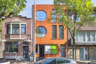 <p><span>Conveniently located in the </span><span>center of Kontich</span><span>we offer this move-in ready commercial ground floor with a net area of 103 m².</span></p><p><span> </span></p><p><span>Current layout:</span></p><p><span>Ground floor: retail space with an area of approximately 70m² which can be redecorated as desired.</span></p><p><span>At the back we find another courtyard of 16m².</span></p><p><span>On the 1st floor we find 2 spacious rooms. The room at the back offers access to the courtyard via a staircase. This room also houses the condensing boiler. Gas and water pipes are ready here to possibly install a kitchen.</span></p><p><span>The bathroom has a bathtub, shower and double sink.</span></p><p><span>Finally, there is a spacious attic room as well as a small cellar.</span></p><p><span> </span></p><p><span>This commercial house is in good condition and with some refreshment work to transform into an interesting retail space with lots of storage space above or possibility to live!</span></p><p><span> </span></p><p><span>Useful information:</span></p><ul><li><span>EPC: 278 kWh/m² = C</span></li><li><span>Asbestos safe</span></li><li><span>AREI non-compliant</span></li><li><span>Water info: P-score: A and G-score: A</span></li></ul><p><span> </span></p><p><span>For a site visit, contact us on 03 449 42 41 or email us at hallo@habicom.be.</span></p><p><span>Would you like to know the value of your property? Feel free to contact </span><span><span>www.watismijnhuiswaard.be</span></span></p><p><span> </span></p><p><span> </span></p><p><span> </span></p>