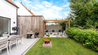 In een rustige en aantrekkelijke verkaveling in het hart van Moerkerke bevindt zich deze recente, perfect onderhouden woning. Dankzij haar energiezuinige karakter, doordachte indeling en kwalitatieve afwerking vormt deze eigendom de ideale thuis voor gezinnen die op zoek zijn naar comfort en woonkwaliteit.<br /><br />Indeling : de inkomhal met ingemaakte kast en een gastentoilet. De lichtrijke leefruimte sluit naadloos aan op de open, volledig ingerichte keuken, die beschikt over alle hedendaagse comfort. Aansluitend bevindt zich een praktische berging/wasplaats met extra opbergruimte. Vanuit de keuken heeft u rechtstreeks toegang tot de westgerichte tuin waar u kunt genieten van de namiddag- en avondzon. Het terras en de tuinberging maken het buitengebeuren compleet.<br /><br />Op de eerste verdieping bevinden zich drie volwaardige slaapkamers, waarvan één uitgerust is met een inloopkast en airconditioning. Verder vindt u er een volledig ingerichte badkamer met ligbad, inloopdouche en wastafelmeubel, evenals een afzonderlijk toilet. De ruime bergzolder biedt bovendien heel wat extra stockageplaats.<br /><br />Extra troeven zijn de carport met bijkomende autostaanplaatsen , maar liefst 18 zonnepanelen met thuisbatterij, een conforme elektrische installatie en het uitstekende EPC-label A. <br />Kortom, een instapklare woning waar energiezuinig wonen en hedendaags comfort hand in hand gaan.<br /><br />Bezoeken? Graag na afspraak met Willem Cauwels op 050/89.27.70