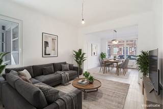 Op zoek naar een instapklare woning met extra opslagruimte nabij het centrum van Kortrijk? Dan is deze net gerenoveerde woning met loods zeker een bezoek waard!<br /><br />TROEVEN<br /><br />- Volledig en net gerenoveerd, alles is nieuw<br />- Uitstekende ligging nabij invalswegen, station, centrum Kortrijk, diverse supermarkten,...<br />- Veel lichtinval<br />- Kwalitatieve materialen<br />- Vaste trap naar de zolder<br />- Loods van ca. 100 m², tal van mogelijkheden<br /><br />INDELING<br />De woning beschikt over een gezellige leefruimte met lichtrijke keuken, die nog volledig naar wens kan gekozen worden en zal uitgevoerd worden door de huidige eigenaar. ,Daarnaast hebben we een handige wasplaats, een verzorgde badkamer en apart gastentoilet. Boven vind je twee ruime slaapkamers, en via de vaste trap heeft u eveneens toegang tot de zolderruimte.<br /><br />Daarnaast kan er optioneel een loods van ca. 100 m² aangekocht worden, ideaal voor extra opslag, professionele activiteit, hobby of stockage.<br /><br />INTERESSE?<br />Contacteer VLAEMYNCK VASTGOED voor meer informatie of een bezoek ter plaatse.<br /><br />REF.: AI/26094/K<br />UC: 20260723-0003323263-RES-2