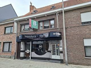 Handelspand met woonst te Geel-centrum bestaande op de gelijkvloerse verdieping uit: winkelruimte (+/-45m²), werkplaats met diepvries- en...