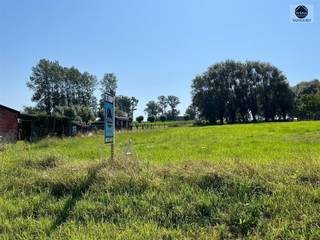 PERCEEL GROND MET EEN OPPERVLAKTE 14 ARE 61 CARichtprijs: 149.000 euroDit zeer rustig gelegen perceel grond, naast nr. 30 is geschikt voor een...