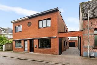 <p>Praktische halfopen bebouwing op een onderhoudsvriendelijk perceel van 376m² met een groot bijgebouw! De woning bevindt zich in een rustige straat nabij het centrum van Essen.</p>
<p>De woning bevat o.a. een gezellige woonkamer, een grote keuken, een handige berging, een kelder, drie slaapkamers en een badkamer.</p>
<p>Verder beschikt de woning nog over een groot garagegebouw van ca. 78m²!</p>