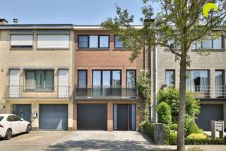 In a quiet residential area in Aartselaar, bordering the municipalities of Niel and Reet, we find this well-kept bel-étage house.The house is very...