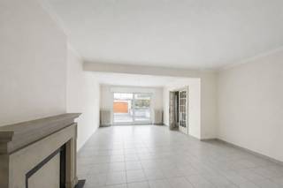 * Een heel ruim appartement met tal van mogelijkheden in het volle centrum van Meulebeke<br />* Gelegen in hartje Meulebeke, 1 straat van Meulebeke Plaats, scholen, openbaar vervoer en winkels<br />* Bouwjaar 1959 - Renovatiejaar 2000<br />* Verdiep 0 : inkomhal - ruime garage met automatische sectionale poort<br />* Verdiep 1 : inkomhal - living - keuken - wasruimte - badkamer - 3 slaapkamers - bergruimte - ruim zonnig terras<br />* Verdiep 2 : zolder waar er 3 extra slaapkamers kunnen ingericht worden (bereikbaar via uitschuiftrap in de inkomhal)<br />* Centrale verwarming op aardgas<br />* EPC 531 kWh / (m² jaar) UC 3568018 (LABEL F)<br />* Gvg/Wg/Gvv/Gvkr/Gmo<br />* Beschikbaar bij notariële akte