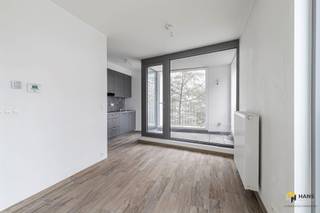 <p><span>In a coveted neighborhood just inside the Singel you will discover this move-in ready apartment - perfect for starters or as an investment. The location could hardly be better: Berchem station is within walking or biking distance, ideal for those who commute by public transport. Moreover, you enjoy a smooth connection to the city center, the outskirts of town and the freeway. In short: an accessible top location for those who want to live comfortably and centrally!</span></p><p><span> </span></p><p><span>The apartment is located on the second floor of a well-kept corner building (2015) with elevator. Thanks to the recent construction, you will enjoy modern living comfort here, fully according to current standards. The building is neatly maintained, the electricity is compliant and the roof is insulated according to the 2020 standard. The fixed costs are € 117/month. Added bonus: a practical, communal bicycle shed is available to all residents.</span></p><p><span> </span></p><p><span>The cozy apartment is cleverly laid out and offers 45 m² of optimal living comfort. You enter in the hall with space for a wardrobe, after which you immediately walk through to the cozy living room (20 m²) with access to the west-oriented terrace (4 m²). The open kitchen is equipped with all modern comforts, including cooker, cooker hood, built-in dishwasher, oven and fridge freezer. Adjacent is a convenient storage/laundry room. The bedroom is 10 m² and the bathroom (3 m²) has a walk-in shower, washbasin and towel dryer. The toilet is separate.</span></p><p><span> </span></p><p><span>Finally, there are 2 garages optional to purchase with it at €35,000/unit.</span></p><p><span> </span></p><p><span>Are you looking for a move-in ready apartment in a prime location? Do not miss this opportunity! Living area 45 m² ref: gross floor area. EPC. For more info or a free appraisal visit </span><span><span>www.hansimmo.be</span></span></p><p><span> </span></p>