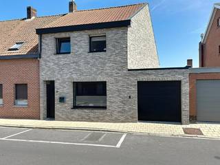 Instapklare woning op een boogscheut van diverse faciliteiten, bestaande uit een inkomhal met afzonderlijk toilet, gezellige leefruimte met eet-...