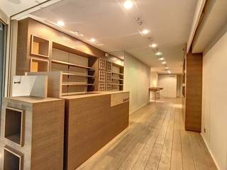 Local commercial à louer d'environ 82 m² dans le centre de Courtrai. Disposition :- Vitrine et entrée ; - Espace commercial d'un étage ;- Toilettes ; - Espace de rangement ; - Sous-solAvantages :- Excellente situation centrale- Prêt à emménager en magasin- Suffisamment de possibilités de stationnement dans les environsCette propriété offre de nombreuses options dans un emplacement privilégié !Si vous êtes intéressé par cette propriété commerciale dans le centre de Courtrai, n'hésitez pas à nous contacter au 056 21 11 11.