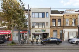 <p><strong>HANDELSRUIMTE 107 m²</strong><br />Handelsruimte met brede vitrine, bestaande uit een winkelgedeelte van ca. 107 m², een eenvoudig ingerichte kitchenette achteraan en een apart toilet. Achteraan is er een dubbele deur die toegang biedt tot het magazijn.</p><br /><p><strong>MAGAZIJN 2 × 165 m²</strong><br />Achter de handelsruimte bevindt zich een ruim magazijn, gescheiden door een stadstuintje van ca. 50 m². Het magazijn omvat een gelijkvloerse verdieping en een bovenverdieping van elk 165 m². Op het gelijkvloers is er vooraan een inkomsas (afgescheiden met een valse wand) waar zich ook de houten trap naar boven bevindt. Verder is er een aparte kamer of bureelruimte. De bovenverdieping bestaat uit één grote open ruimte met lichtkoepels en betonnen vloer, aangevuld met een aparte kamer.</p><br /><p>Momenteel verhuurd.</p>