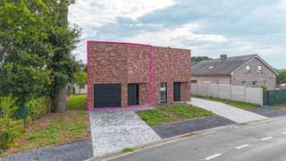 Bent u op zoek naar een kwalitatieve halfopen nieuwbouwwoning met een moderne uitstraling, inpandige garage en een rustige, maar toch centrale ligging? Dan is deze woning aan de Steenstortstraat 4B in Koersel zeker een bezoek waard.<br /><br />Deze nieuwbouwwoning is rustig gelegen en toch bijzonder centraal, met scholen, winkels en openbaar vervoer op korte afstand. Dankzij de gunstige ligging combineert deze woning het comfort van een rustige woonomgeving met de praktische voordelen van een centrale locatie.<br /><br />De woning beschikt over 3 slaapkamers, een inpandige garage en werd afgewerkt met oog voor kwaliteit en detail. De keuken in een stijlvolle Japandi-look zorgt voor een warme en tijdloze uitstraling en sluit perfect aan bij de kwalitatieve afwerking van de woning.<br /><br />Op energetisch vlak voldoet deze woning aan de hedendaagse normen. Het EPB voorziet een maximum E-peil van E20. De woning wordt verwarmd via centrale verwarming op aardgas en beschikt bovendien over zonnepanelen, wat bijdraagt aan een energiezuinig en comfortabel woonklimaat.<br /><br />De vraagprijs van € 375.000 is als volgt samengesteld: € 100.000 voor de grondwaarde, waarop 12% registratierechten verschuldigd zijn, en € 275.000 voor de constructiewaarde, waarop 21% btw wordt aangerekend.<br /><br />Dankzij de kwalitatieve afwerking, de energiezuinigheid, de 3 slaapkamers, de inpandige garage en de centrale doch rustige ligging is deze woning ideaal voor wie op zoek is naar een instapklare nieuwbouwwoning zonder renovatiezorgen.<br /><br />Pluspunten:<br />- Rustige én centrale ligging in Koersel<br />- Scholen, winkels en openbaar vervoer vlakbij<br />- 3 slaapkamers<br />- Inpandige garage<br />- Kwalitatieve afwerking<br />- Stijlvolle keuken in Japandi-stijl<br />- Maximum E-peil E20<br />- Zonnepanelen aanwezig<br />- Instapklaar<br /><br />Maatregelen opgenomen in het Maatregelenregister: nee<br /><br />Bent u op zoek naar een kwalitatieve, energiezuinige nieuwbouwwoning met 3 slaapkamers op een rustige maar centrale locatie? Bel ons op 078/78.78.70, of kom gewoon binnen op ons kantoor, steeds welkom!