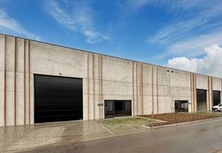 - DISPONIBLE IMMÉDIATEMENT - 295 m² de surface utile - 2 x volet anti-fumée - portail sectionnel - 6 mètres de hauteur libre - porte avec fenêtres...