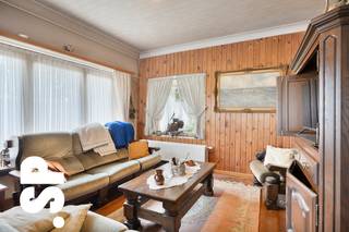 Interessante opbrengsteigendom op perceel van 11A 10CA.<br /><br />Indeling gelijkvloers: inkomhall, woonkamer, veranda, keuken, nachthall, 2 slaapkamer en badkamer (lavabo - douche - ligbad).<br />Voorts is de woning ook volledig onderkelderd, hier is ook de wasplaats en garage te vinden. <br /><br />De woning is degelijk gebouwd, doch op verschillende vlakken te renoveren.<br /><br />Ook is er een mooie zuid-west georiënteerde tuin met voldoende privacy.<br /><br />De woning is gelegen in de dorpskern van Voortkapel met een vlotte verbinding naar de E313.<br /><br />Deze woning wordt enkel verkocht onder de voorwaarde dat de eigenaar het pand mag blijven bewonen tot nog zijn overlijden of tot hij zelf verhuist. Hij zal hiervoor vanaf het verlijden van de akte een maandelijks huurbedrag van €585 betalen.<br /><br />EPC: 551 kWh/m² (label F).<br /><br />Nog vragen? Contacteer Immo SP op het nummer 014/59.10.20 of via info@immosp.be.