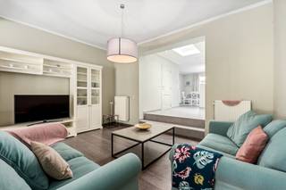 Te koop: energiezuinige woning in het hart van Temse, op wandelafstand van scholen en openbaar vervoer.<br /><br />Deze woning combineert charme met moderne efficiëntie. Dankzij het EPC-label B geniet je van lage energiekosten en een duurzaam wooncomfort. De toplocatie biedt alle voorzieningen binnen handbereik, terwijl de leuke buitenruimte een aangename plek is om te ontspannen.<br /><br />Belangrijkste ruimtes:<br />• Inkomhal (3 m²)<br />• Ruime living (35 m²) met veel lichtinval<br />• Volledig ingebouwde keuken (25 m²)<br />• Berging (4 m²) en tuinhuis achteraan de tuin <br />• Hal (7 m²)<br />• Badkamer (4 m²) met douche, toilet en enkele wastafel in meubel<br />• Drie slaapkamers (16 m² en 19 m²) en zolderkamer (20m²)<br />• Terras met ruime tuin en achteruitweg<br /><br />Troeven:<br />• Energiezuinig met EPC B<br />• Toplocatie <br />• Leuke buitenruimte met terras en tuin <br /><br />Neem vandaag nog contact op met je ERA-makelaar voor een bezoek. JOUW DROOMHUIS. ZO GEVONDEN!