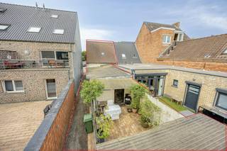 Looking for a home with potential in a central location? This semi-detached building in Kalken offers a good basis for those who want to modernize a home completely according to their own taste.<br /><br />The house has 101 m² of living space and includes 2 bedrooms and a pleasant courtyard where you can enjoy the outdoors.<br /><br />The house can be renovated, but at the same time offers a good basis for making it a comfortable home. With the right renovation works, you can fully tailor the spaces and finishes to your own needs and housing needs.<br /><br />An important advantage is the central location in Kalken. You enjoy a practical and easily accessible residential location.<br /><br />The combination of the semi-detached building, the central location, the garden, 101 m² of living space and, above all, the renovation potential makes this home interesting for those looking for a project with opportunities.<br /><br />The property is offered through the Pre-sale formula. Between 09/09/2026 17:00 and 27/09/2026 12:00, you can come visit the house by appointment and make an offer. The listed price is a starting price. For further information, please contact the property agent.<br /><br />This property is subject to the renovation obligation imposed by the Flemish government for residential buildings (unless demolished within 5 years of purchase). For more information, consult the website of the Flemish Energy and Climate Agency at https://www.vlaanderen.be/een-woning-kopen/renovatieverplichting-voor-residentiele-gebouwen<br /><br />Register of measures: no