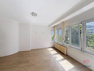 <p><strong>BRUSSEL, wijk Trône, vlakbij de Namuurpoort en het Leopoldpark, mooi ONBEMEUBELD appartement, gerenoveerd in 2025, van ±72 m² op de 2e verdieping met lift. Bestaande uit een inkomhal van ±7 m² die toegang geeft tot de woonkamer, de doucheruimte en de twee slaapkamers. Woonkamer van ±20 m² met ingerichte open keuken (oven, keramische kookplaten, afzuigkap, koelkast/diepvriezer, vaatwasser), 2 slaapkamers van ±10 m² en ±14,7 m², doucheruimte, apart toilet. EPB D+. Kelder (4 m²). Kosten: 150 €/maand (gemeenschappelijke kosten). Per direct beschikbaar. Afmetingen ter indicatie.</strong></p>
<p></p>
<p></p>
<p>Op de 2e verdieping met lift</p>
<ul>
<li>Entreehal van ±7 m²</li>
<li>Woonkamer van ±20 m²</li>
<li>Ingerichte open keuken (oven, keramische kookplaten, afzuigkap, koelkast/vriezer, vaatwasser)</li>
<li>Doucheruimte</li>
<li>Aparte wc</li>
<li>2 slaapkamers van ±10 m² en ±14,7 m²</li>
<li>Kelder</li>
</ul>