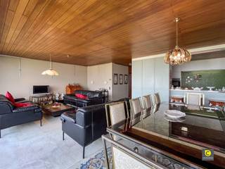 <p><span>Appartement lumineux de 3 chambres avec vue !</span></p><p><span>Cet appartement spacieux et climatisé est situé au</span><span><sup>10ème</sup></span><span> étage d'un immeuble bien entretenu avec ascenseur. La vue sur la ligne d'horizon d'Anvers est tout simplement époustouflante. Vous bénéficierez d'un emplacement central sur la célèbre Fruithoflaan, à proximité des magasins, des restaurants, des écoles, des parcs, des installations sportives, des transports publics et des principales voies d'accès. L'authenticité va de pair avec une atmosphère familiale et est combinée avec le confort contemporain. Une excellente opportunité pour les grandes familles, mais aussi pour ceux qui viennent d'une grande maison et ne veulent pas faire de compromis sur l'espace.</span></p><p><span> </span></p><p><span>Hall d'entrée, toilettes, espace de vie &amp; cuisine :</span></p><p><span>Vous entrez dans cet appartement unique par le hall d'entrée avec porte de sécurité, vidéophone et toilettes séparées avec lave-mains. L'œil est immédiatement attiré par le magnifique parquet, qui a été prolongé dans l'espace de vie. Les grandes fenêtres apportent une abondance de lumière naturelle et attirent l'attention sur les magnifiques vues sur la ville. Tout comme l'air conditionné, les parasols électriques soulagent les journées d'été chaudes et ensoleillées. La cuisine semi-ouverte est merveilleusement intégrée à l'espace de vie et a été récemment équipée d'appareils électroménagers de haute qualité (plaque vitrocéramique, hotte, four, lave-vaisselle, réfrigérateur, congélateur et double évier). Une cuisine ouverte avec îlot est également facile à réaliser.</span></p><p><span> </span></p><p><span>Hall de nuit, salle de bains &amp; salle de douche :</span></p><p><span>Le charmant hall de nuit est rempli d'armoires encastrées et est relié à la salle de bains et aux chambres à coucher. La grande salle de bains avec des carreaux muraux en mosaïque comprend une combinaison baignoire/douche, un double lavabo avec armoire de toilette et un deuxième WC. Cette ligne se poursuit dans la salle d'eau, qui fait également office de buanderie séparée. Vous y trouverez également un lavabo avec armoire de toilette et, bien sûr, une douche.</span></p><p><span> </span></p><p><span>Chambres &amp; terrasses :</span></p><p><span>L'appartement ne compte pas moins de 4 chambres à coucher, idéales pour un logement, une pièce de loisir, un bureau, un atelier,... De plus, les 4 chambres disposent toutes d'armoires encastrées et d'un accès direct à la terrasse. Si vous le souhaitez, les chambres peuvent facilement être fusionnées et la connexion TV de la chambre principale peut être facilement étendue. Avec une grande terrasse SE à l'arrière et une vaste terrasse NW à l'avant, vous pouvez toujours profiter du soleil et de l'ombre en toute tranquillité et intimité, accompagnés de vues féeriques. </span></p><p><span> </span></p><p><span>Place de parking, garage box, garage à vélos &amp; sous-sol :</span></p><p><span>La place de parking souterraine doit être achetée en supplément (€ 20.000). Le garage box est optionnel (€ 27,500). Vous pouvez également utiliser le garage à vélos commun à votre guise. Un sous-sol spacieux est inclus. </span></p><p><span> </span></p><p><span>Atouts supplémentaires :</span></p><p><span>- 116 m² cfr EPC</span></p><p><span>- Climatisation + pompe à chaleur</span></p><p><span>- Pare-soleil électriques</span></p><p><span>- EPC B favorable</span></p><p><span>- Sans amiante</span></p><p><span>- Mobiscore : 9.3/10</span></p><p><span>- Appareils de cuisine récents</span></p><p><span> </span></p>