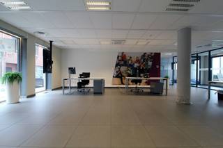 Fantastisch gelegen kantoorruimte van 145m² met een goede visibiliteit! Gelegen op de benedenverdieping in residentie 'Scala'. De ruimte biedt tal van mogelijkheden naar indeling en inrichting. Ruim kantoorgedeelte voorzien met afzonderlijke bureau, afgescheiden met glazen wand. Gemeenschappelijke keuken en toiletten aanwezig. Voorschot kosten: 300 euro, met een jaarlijkse verrekening met de werkelijke kosten. Energiezuinig pand, verwarming met warmtepomp en vloerverwarming. Airco aanwezig. Inclusief 1 ondergrondse autostaanplaats. Onmiddellijk beschikbaar. Er is tevens een gemeenschappelijke buitenruimte in de residentie voorzien. Meer info of wenst u een bezoek te plannen? Contacteer me via 0478 59 77 41 of michiel@altro-vastgoed.be