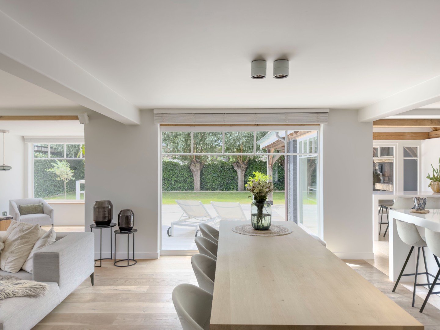 Prachtige en erg GEZELLIGE villa, met een magnifiek overdekt terras, polyvalent bijhuis en zonnige tuin,  luxueus afgewerkt en zeer goed onderhouden, gelegen in het mooie Ramskapelle op fietsafstand van het centrum van Knokke-Heist. - foto 4