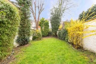 ETTERBEEK – Tussen de Chasse en de Avenue de la Couronne, in een van de veiligste straten van Etterbeek dankzij de nabijheid van de kazerne en het gemeentehuis van Etterbeek, staat een huis dat in 1912 door architect Augustin Goovaerts in neogotische stijl werd gebouwd. Dit huis met een bewoonbare oppervlakte van ±435 m² wordt gekenmerkt door zijn architectuur en zijn halve toren die vanaf de straatkant zichtbaar is.<br /><br /><span>Bovenste begane grond:</span><br /><br />3 aaneengesloten woonruimtes van respectievelijk ± 19 m², 20 m² en de bibliotheek over 2 verdiepingen van elk ± 25,5 m², elk met hun historische kenmerken zoals originele wandtapijten en antieke schouwen; de bibliotheek heeft ook toegang tot 2 kantoren en de tuin.<br /><br /><span>Benedenverdieping:</span><br /><br />2 ruime multifunctionele kamers van ± 17 m² en ± 15 m² en achterin een grote ingerichte keuken met toegang tot de tuin.<br /><br /><span>1e verdieping: </span><br />
<ul>
<li>2 slaapkamers van ± 19 m² en ± 21 m²</li>
<li>Toilet</li>
<li>Kleedruimte van ± 7,5 m²</li>
<li>Badkamer van ± 9 m²</li>
</ul>
<span>2e verdieping:</span><br />
<ul>
<li>Een slaapkamer van ±16 m²</li>
<li>De ouderslaapkamer van ±18 m² met eigen doucheruimte, wastafel en een ingebouwde kleedkamer</li>
<li>Een gemeenschappelijke badkamer met toilet van ±10 m²</li>
<li>Een kleedruimte van ±9,5 m²</li>
</ul>
Op de bovenste verdieping bevindt zich een inrichtbare zolder van ± 34 m²<br />Verschillende ruimtes onder de trap bieden extra opbergruimte. Er zijn ook kelders, waaronder een wijnkelder. Het huis is voorzien van een intercom en glasvezel.