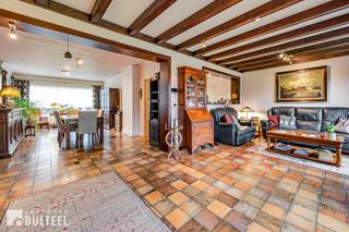 Deze goed onderhouden en energiezuinige gezinswoning is gelegen in een rustige en kindvriendelijke wijk te Sinaai en biedt u op het gelijkvloers...