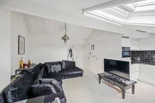 Charmant  gemeubeld appartement in een Art-nouveau-burgerhuis!<br /><br />Het appartement bevindt zich op de bovenste verdieping van het gebouw (zonder lift) en verkeert in goede staat. De authentieke parketvloer geeft de leef- en slaapruimte veel karakter. De keuken werd enkele jaren geleden vernieuwd en is uitgerust met kwalitatieve toestellen, waaronder een vaatwasser. Ook de badkamer is netjes en goed onderhouden.<br /><br />De maandeijkse kosten bedrag 82,95 euro (water inbegrepen), de kosten voor elektriciteit, verwarming en internet zijn afzonderlijk af te sluiten.<br /><br />Bijzonderheden:<br />+ Nieuwe CV installatie geplaatst 29/01/2025<br />+ Elektriciteit conform<br />+ Asbestveilig<br /><br />Voor meer info of een bezoek ter plaatse, kan u contact opnemen met Lise op 0473/51.14.36 of mail naar Lise@hintjens.eu
