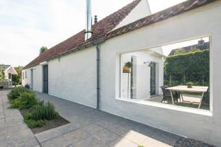 'Charmant' is het minste wat we kunnen zeggen van deze - tot in de puntjes - afgewerkte visserswoning. De woning werd gebouwd begin 1900 en werd in 2008 compleet gestript en zorgvuldig vernieuwd naar de noden van vandaag én door de huidige eigenaars perfect onderhouden. Het gebruik van eik en natuursteen, het hebben van een houthaard én een gashaard; alsook de terrassen rondomrond zorgen ervoor dat deze woning in elk seizoen wat te bieden geeft.<br />Indeling: Inkomhal; leefruimte met prachtige keuken met aansluitend een (was)berging. Gashaard gesitueerd op de hoek zodat je van aan de eettafel mee kunt genieten. Leefruimte met grote open haard en een open ruimte tot in de nok. Op het gelijkvloerse niveau is er een ruime slaapkamer én prachtige badkamer met bad én inloopdouche. Eerste verdieping beschikt over 2 slaapkamers voorzien van ingemaakte kasten en een apart toilet.<br />De tuin omheen de woning is onderhoudsvriendelijk en is voorzien van verschillende aangelegde terrassen en een moestuin op hoogte alsook een praktisch tuinhuis. De woning ligt op een achterliggend perceel waardoor rust verzekerd is.<br /><br />Bel Dries, ook op zon- en feestdagen, 0478/937.935, of kom langs op kantoor 'Immo Maritiem' naast het kerkje in Nieuwpoort-bad.<br />