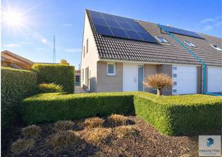 VICHTE - RICHTPRIJS - 395.000 EUR - Deze recente moderne halfopen woning met 3 slaapkamers is uiterst centraal gelegen met een uitstekende...