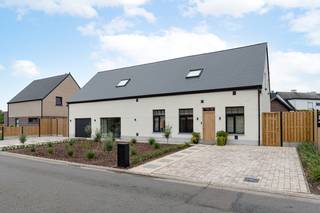 <p>Geniet van de charme en het karakter van deze prachtige villa, gelegen op Einde 149, vlakbij het centrum van Lommel. Met een bewoonbare oppervlakte van maar liefst 242 m² op een perceel van 566 m², biedt deze woning een ideale setting voor een gezin dat ruimte en comfort zoekt. De villa, gebouwd in 1937 en volledig gerenoveerd in 2025, combineert authentieke elementen met moderne afwerkingen. U vindt hier vier royale slaapkamers, twee badkamers, een ruime woonkamer en een functionele keuken die plaats biedt aan gezamenlijke momenten met familie en vrienden.</p>
<p>Bij binnenkomst in deze villa valt direct de warme sfeer op die de leefruimtes uitstraalt. De woonkamer en keuken zijn geïntegreerd in een ruimte van 69m² die volledig open is gelaten tot aan het plafond wat een zeer ruimtelijk gevoel geeft. Boven de woonkamer is brug voorzien die de 2 delen op de verdieping met elkaar connecteert. <br /><br />Indeling: <br /><br />Inkomhal met apart toilet, toegang tot woonkamer en keuken of aan de rechterzijde naar het bureau op het gelijkvloers, de wasplaats en toegang tot de kelder, woonkamer, keuken, een badkamer met inloopdouche en wastafel, apart toilet, inpandige garage die momenteel voorzien is van een gyprocwand waar nog een extra eettafel staat.<br /><br />Verdieping:<br /><br />4 Ruime slaapkamers, apart toilet, volledig ingerichte badkamer met douche, wastafel en bad. Op de ruime overloop is ook de ruimte gelaten om nog een extra bureau te plaatsen.<br /> </p>
<p>Buitenshuis vindt u voldoende ruimte om te genieten van het buitenleven, perfect voor een tuin of een speelzone voor de kinderen. De tuin is ingericht met een beregeningsinstallatie en bovendien volledig omheind. De rustige omgeving maakt dit een ideale plek voor gezinnen die op zoek zijn naar ruimte, maar ook graag de voordelen van de nabijgelegen stadsvoorzieningen willen ervaren. Laat deze uitzonderlijke villa uw nieuwe thuis worden en plan vandaag nog een bezichtiging.</p>