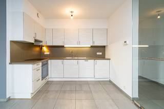 <strong>Prijs 760 €/maand en syndic 70 €/maand.<br />Beschikbaar vanaf 1 oktober 2026</strong><br />Dit ruime appartement<strong> </strong>beschikt over een <strong>terras van 15m² </strong>met zicht op de kerk, het marktplein en het Kasteelpark. Via de inkomhal van Residentie <strong>De Dreve</strong> komt men met de<strong> lift </strong>op de tweede verdieping. Bij het binnenkomen van het appartement komt men via een<strong> glazen deur</strong> in de leefruimte met <strong>geïntegreerde en uitgeruste keuken.</strong> De <strong>vele glaspartijen</strong> zorgen voor veel <strong>lichtinval. </strong>De <strong>nabijheid van winkels</strong> is zeker een pluspunt. Naast de <strong>berging</strong> bevindt zich het <strong>apart gastentoilet.</strong> Daarnaast bevindt zich de uitgeruste, ruime badkamer met bad (met douchefunctie) en lavabomeubel. 2 volwaardige slaapkamers maken het geheel compleet. <br /><br /><strong>TOPAPPARTEMENT OP EEN TOPLOCATIE !</strong><br /><strong>Wenst u een centraal gelegen app. met 2 slaapkamers en terras dan kunt u hier terecht.. </strong>