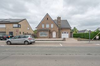 Op een centrale ligging in Veldegem vinden we deze ruime en karaktervolle woning op een mooi perceel van 880 m². De woning beschikt momenteel over...