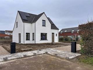 In de Ommegangstraat in Petegem-aan-de-Schelde, een rustige en aangename deelgemeente van Wortegem-Petegem, bevindt zich deze moderne...