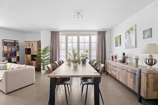 Lichtrijke leefruimte met open keuken.Instapklaar inclusief stijlvolle meubels.Gezellig terras aan groen.Eigen autostaanplaats bij appartement...