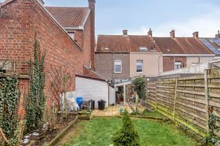Welkom in deze charmante woning uit 1918, boordevol karakter en mogelijkheden. Met een bewoonbare oppervlakte van 138 m² biedt deze woning een mooie basis voor wie op zoek is naar ruimte, authenticiteit en toekomstpotentieel.De woning beschikt momenteel over twee volwaardige slaapkamers. De ruime zolderverdieping biedt bovendien tal van mogelijkheden en kan perfect worden ingericht als derde en zelfs vierde slaapkamer, hobbyruimte of thuiskantoor.Achteraan geniet u van een ruime stadstuin, een absolute troef voor wie graag buiten vertoeft. Hier kan u in alle rust ontspannen, tuinieren of gezellig samenkomen met familie en vrienden.Extra pluspunten: de ramen werden reeds vernieuwd, de elektrische installatie beschikt over een conforme keuring én er is geen renovatieverplichting van toepassing. Dit zorgt voor extra gemoedsrust bij aankoop.Dankzij de solide structuur en authentieke elementen vormt dit de ideale woning voor wie op zoek is naar een karaktervolle thuis die men verder naar eigen smaak kan inrichten of moderniseren.Bent u op zoek naar een woning met charme, ruimte en uitbreidingsmogelijkheden? Dan is dit pand zeker een bezoek waard!Indeling van het huis:Gelijkvloers: - inkom met gastentoilet- woonkamer - eetkamer- keuken - wasplaats- badkamerEerste verdieping:- nachthall- 2 slaapkamersTweede verdieping: - zolderruimte met mogelijkheid tot derde en of vierde slaapkamerTroeven van het huis: - Geen renovatieverplichting - Conforme elektrische keuring- Gelegen nabij het centrum van Roeselare- Mogelijkheid tot 4 slaapkamers- Leuke stadstuin- Vlotte bereikbaarheid naar het centrum van Roeselare en invalswegen, E403, scholen en opbaar vervoer, ...Deze AI-visualisaties zijn bedoeld als inspiratie. Er werd geen rekening gehouden met technische specificaties, stedenbouwkundige voorschriften of de concrete mogelijkheden tot realisatie.