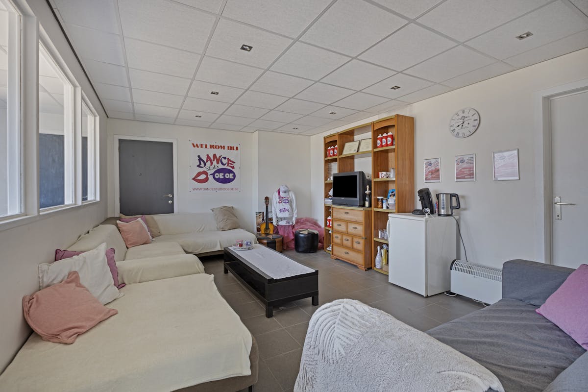 Industrial building with concierge apartment on 34a 60ca in Maaseik for sale - photo 3