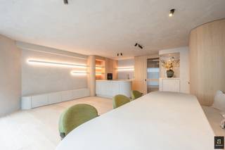 Prachtig gerenoveerd appartement met 3 slaapkamers, uitstekend gelegen op enkele passen van de Zeedijk en het Driehoeksplein. Indeling: inkomhal met vestiaire en gastentoilet. Ruime woon- en eetkamer met adembenemend zijdelings zeezicht. Open geïnstalleerde keuken voorzien van tal van kasten. Berging met aansluiting voor wasmachine en droogkast. 2 ruime slaapkamers met elk hun eigen douchekamer. 3de slaapkamer/bureau. Alle slaapkamers zijn voorzien van ingemaakte kasten. Privatieve kelder. Heel mooie realisatie!