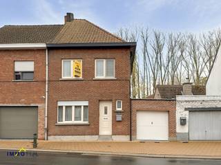 Deze halfopen woning is een ideale starterswoning en beschikt op het gelijkvloers over een inkomhal, een ruime woonkamer met eetplaats, een...