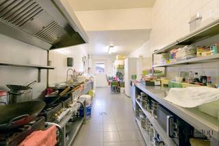 <p>In de De Deckerstraat 10 te Zele bevindt zich dit ruime handelshuis met woonst en tuin, een eigendom die wonen en ondernemen op een unieke manier combineert. Met een totale bewoonbare oppervlakte van maar liefst 242 m² biedt dit pand tal van mogelijkheden voor zelfstandigen, vrije beroepen, investeerders of gezinnen die op zoek zijn naar extra ruimte. Het gelijkvloers is ingericht als handelsruimte en beschikt over een volledig uitgeruste keuken. De woonst strekt zich uit over de eerste en tweede verdieping en biedt een comfortabele leefomgeving met vijf slaapkamers en een tweede keuken. Hierdoor geniet u van een ruime indeling die perfect aansluit bij grotere gezinnen of een combinatie van wonen en werken onder één dak. Achteraan bevindt zich een aangename tuin met een praktische zijingang, wat zorgt voor extra toegankelijkheid en gebruiksgemak. De centrale ligging in Zele biedt een vlotte bereikbaarheid en een goede zichtbaarheid voor commerciële activiteiten. De vraagprijs bedraagt €429.000. EPC: 342 kWh/m² jaar – Label D P-score: A G-score: A Stedenbouwkundige inlichtingen: Wg – Vg – Gvv – Gvkr – Gmo.</p>